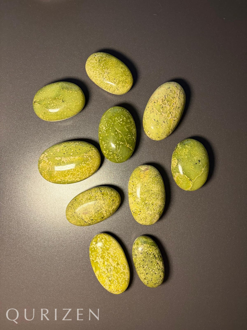 Green stones on a dark surface with 'Qurizen' branding.