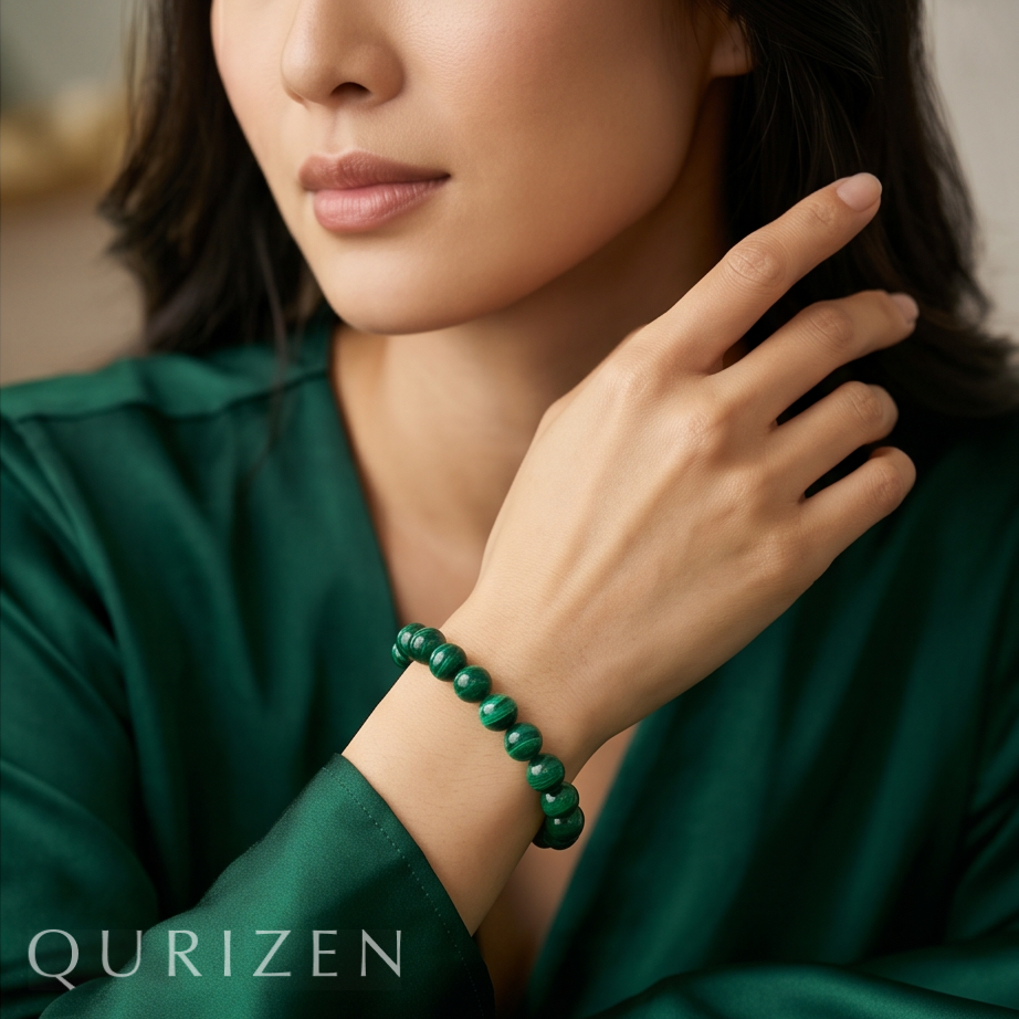Woman wearing a green beaded bracelet with a blurred background, featuring the brand 'Qurizen'.